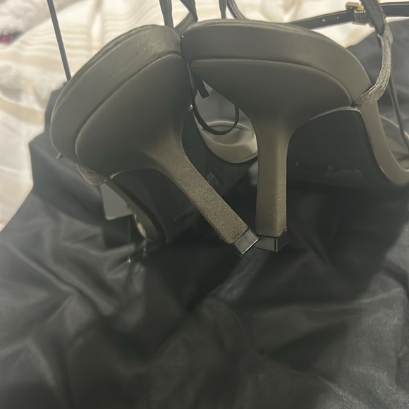 Express Strappy Sandals Olive color size 7 NWT and dustbag - Picture 4 of 6